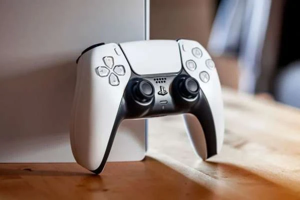 Sony готовит новую версию геймпада DualSense, который держит заряд 12 часов – Архив статей